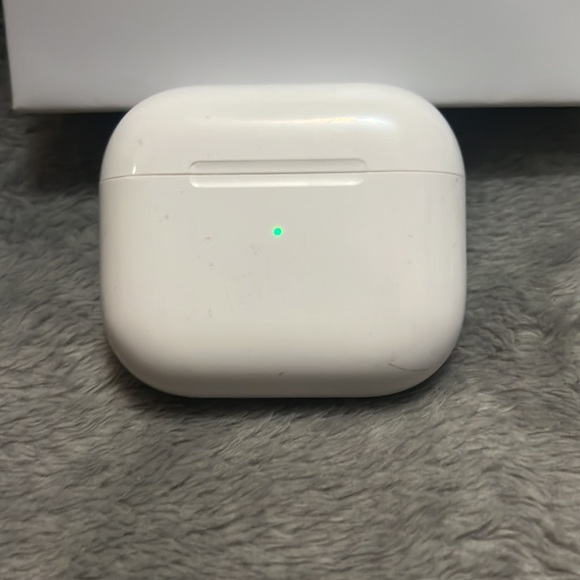 AirPods - Picture 2 of 3